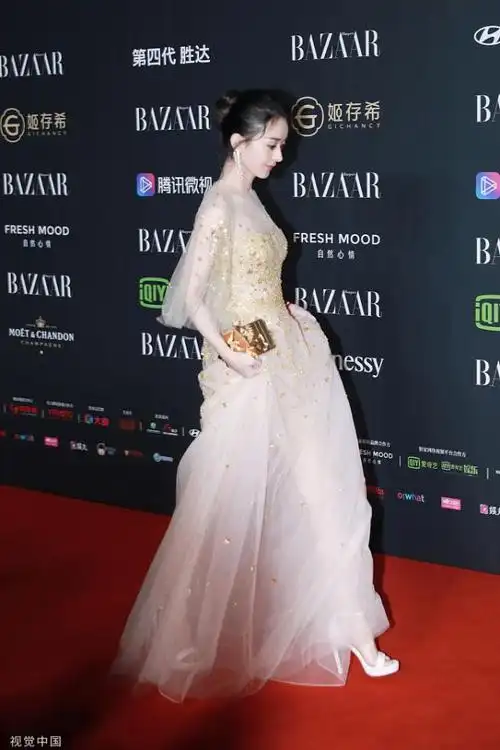 赵丽颖穿金色薄纱礼服精致华丽 于光影间梦幻翩然宛若仙子