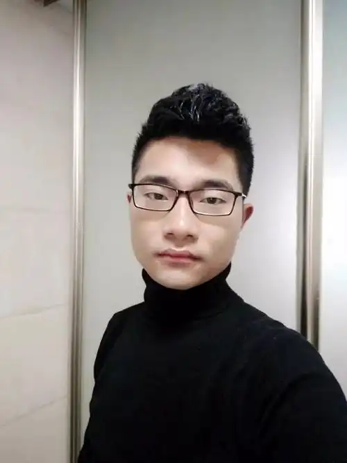 后,打开app主页,点击人物秀场,填写个人资料,上传5张以上个人真实照片