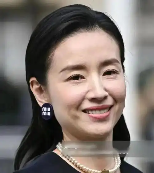 43岁董洁参加活动,生图皱纹明显,身材干瘪瘦成"纸片人"!