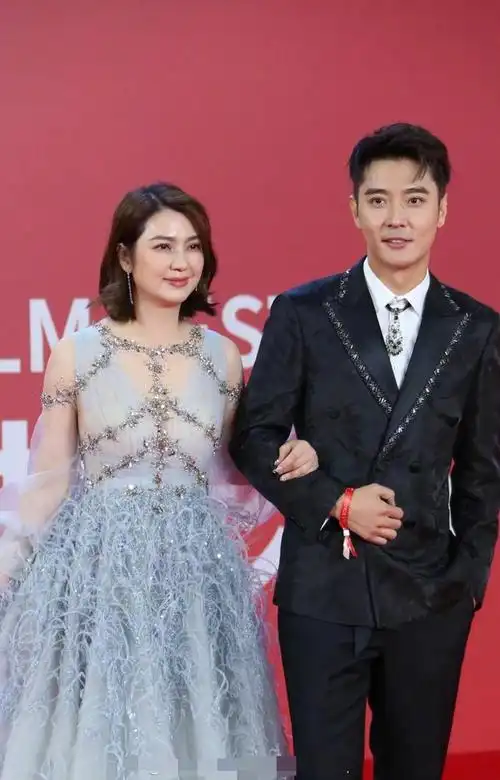 张丹峰与洪欣挽手走红毯狂秀恩爱,却被调侃晚上还要去套房哄小三