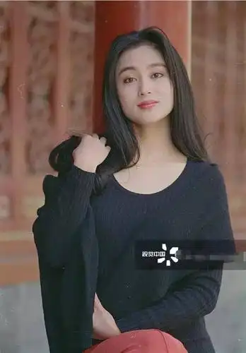 陶虹年轻时太甜了,直角肩细腰长腿超优越,但袁泉更让人眼前一亮