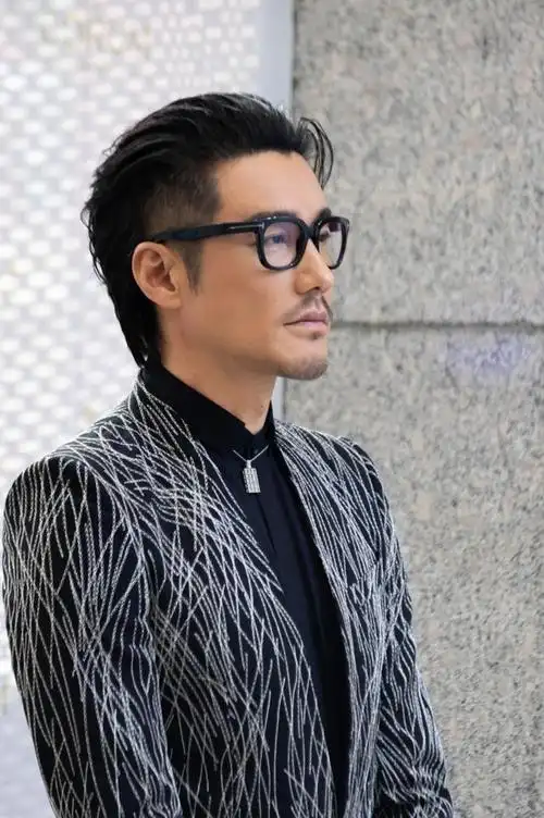 胡兵上央视演唱气场全开造型优雅大气穿西装发型可以这样留