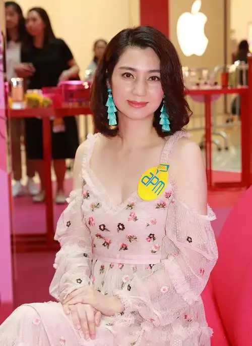 48岁洪欣穿低胸装露事业线,拒谈婚变传闻