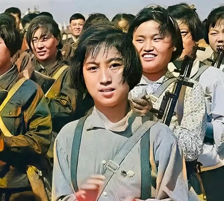 60年代的上海女民兵,这些姑娘们留着齐耳短发,或是竖着长辫子,整齐