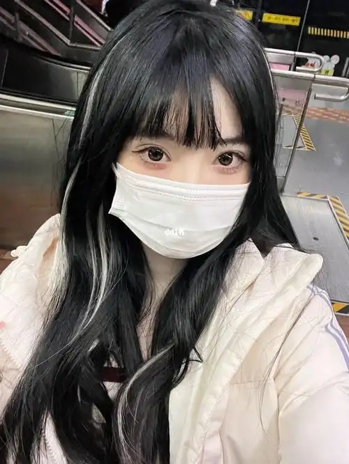 接了一个银白色挑染绝绝子