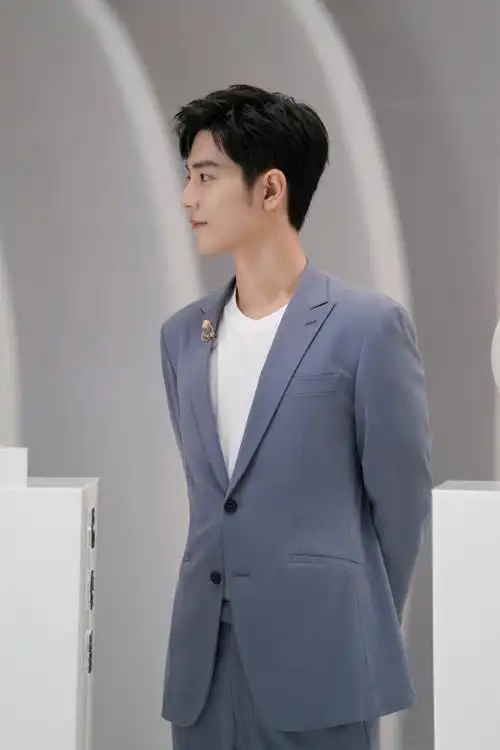 肖战身穿蓝灰色西装套装面露微笑绅士帅气