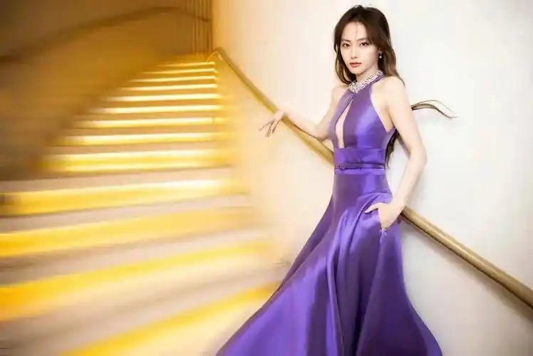 穿紫色礼服的女明星谁最美美得不可方物