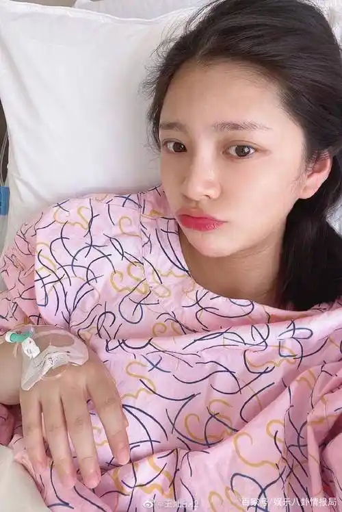 杜淳老婆王灿坐月子期间,首晒红唇浓妆照,大秀美背香肩_孩子_照片