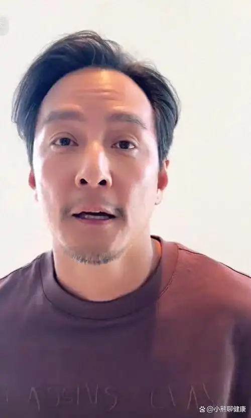 吴彦祖剃光头发亦难掩秃顶,梁朝伟温润如玉的少年时代不复存在.