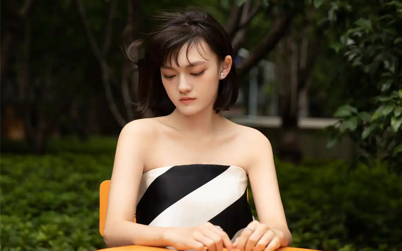 文淇慵懒气质户外写真图片桌面壁纸