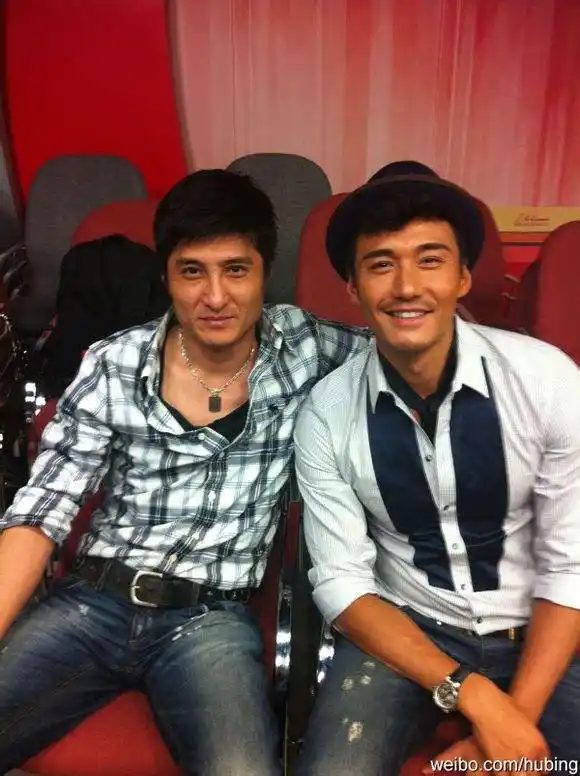胡兵胡东兄弟,娱乐圈的模特兄弟,也是双胞胎般的相似,弟弟名气盛于
