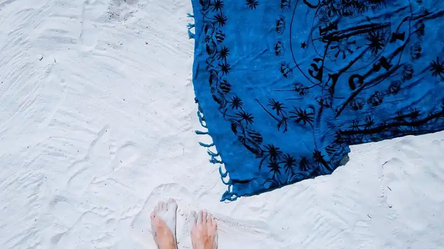 白沙滩上的脚丫子壁纸