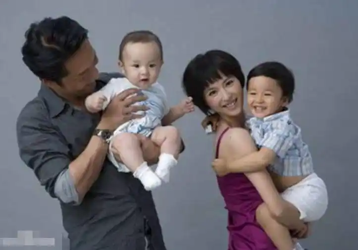 24岁奉子成婚,婚后10年被大55岁老公抛弃,如今和两儿子生活