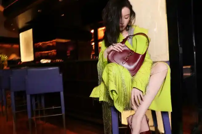 倪妮的腿低调不了一点