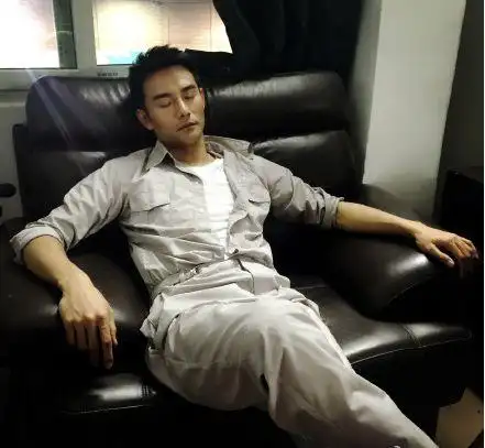 王凯衬衫半解躺沙发熟睡经纪人调侃广州瘫