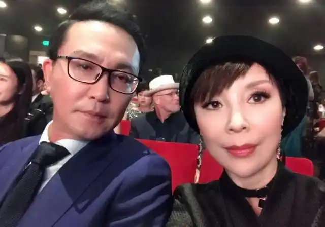 吴刚的妻子气质也太好了吧,身段婀娜似少女,红装造型真挺美