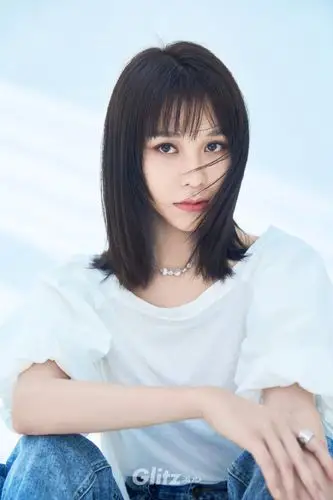 简介:阿丽亚甜酷性感写真图片,分享一组阿丽亚图片给大家,图中的明星