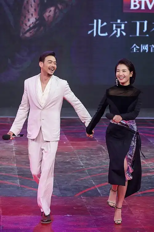 刘涛不怕老公吃醋!露肩裙展丰腴身姿,抱抱杨烁超开心.