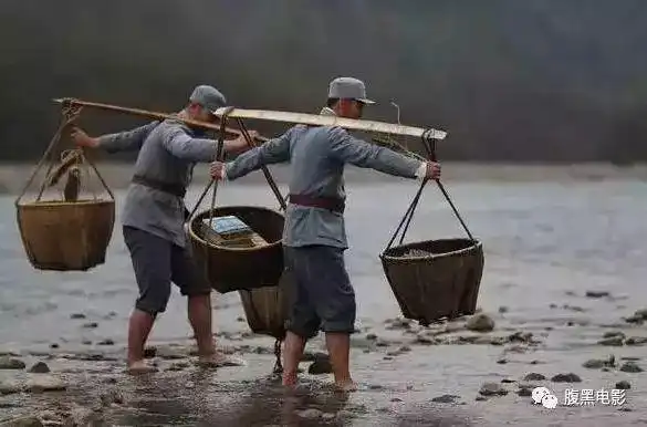 工作,在交通运输不便捷的延安山区,三位战士要轮流肩扛,扁担挑书下山
