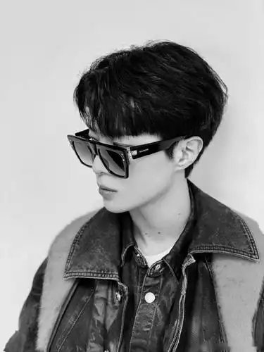 范丞丞前方高帅预警!酷丞佩戴全新墨镜演绎侧脸杀