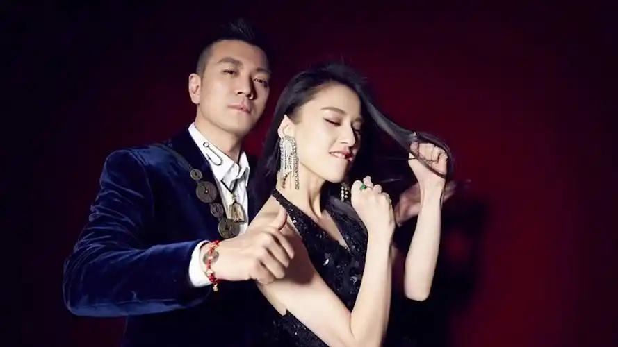 结婚多年恩爱依旧 黄圣依杨子双人写真甜蜜搞怪