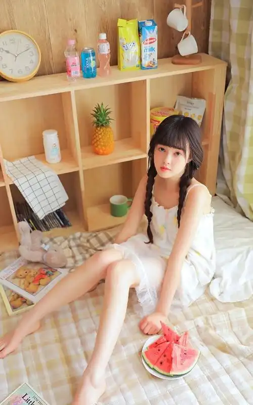 16岁双马尾少女私房写真笑容甜美天真烂漫牛奶肌肤小脚可爱
