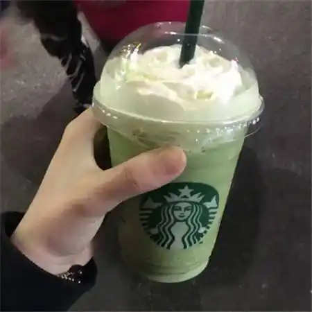 手拿星巴克图片真实实拍手拿星巴克图片适合发朋友圈