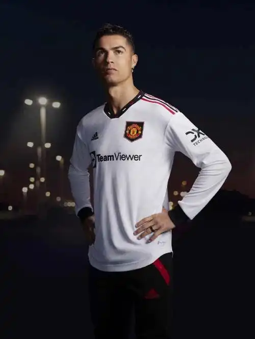 新赛季曼联客场球衣发布