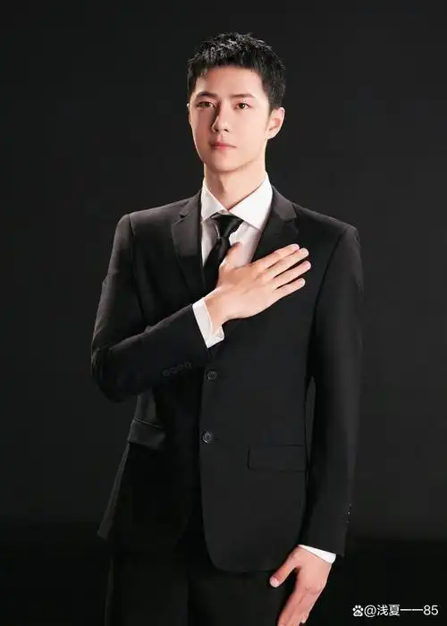 我始终认为,穿西服的男人最帅了.穿西服使人更加挺拔,优雅,绅士.