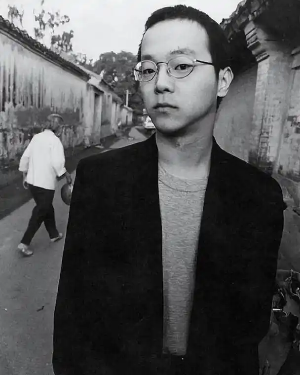 窦唯,曾是风靡全国的黑豹乐队主唱,他的名字更是响彻整个流行乐坛