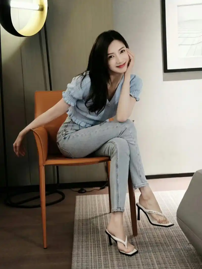 江疏影穿牛仔裤好美,笑容真甜,气质颜值爆表.