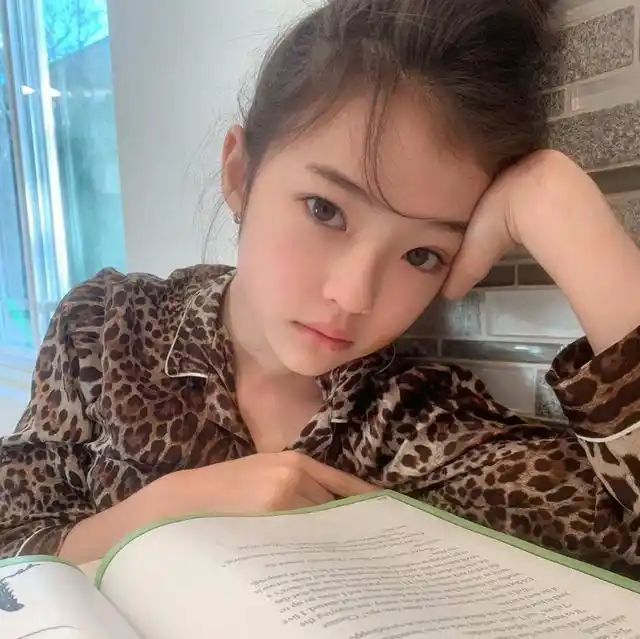 10岁女孩"性感"照片惹争议,儿童教育缺失背后,父母值得深思