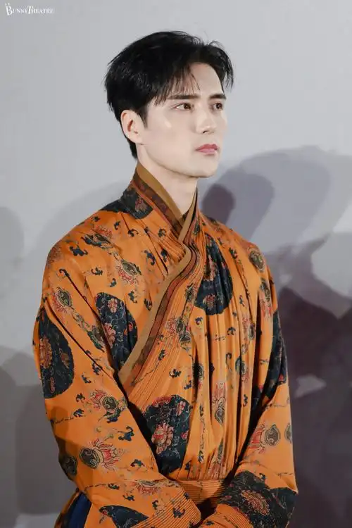 阿云嘎 海的尽头是草原##阿云嘎穿蒙古服亮相首映礼