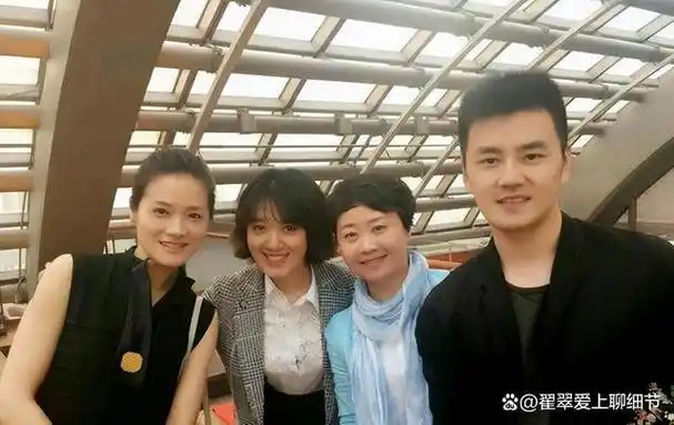 33岁主持新闻联播的严於信,撞脸宁泽涛,迎娶美娇妻家庭美满