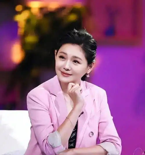 大s近照被嘲显老,本人亲自晒出老公视角照澄清,结果墙都p歪