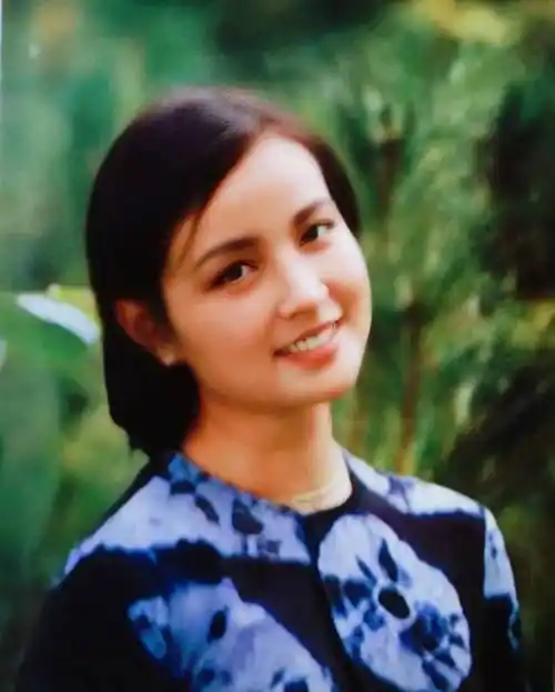 还是"原装"的刘晓庆更好看!年轻时娇嫩可人,脸不僵硬穿衣时髦