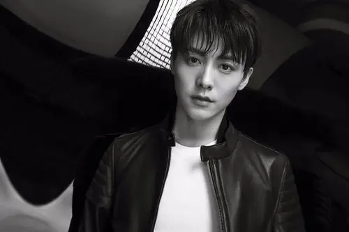 马天宇黑白大片 湿发皮衣展现"英雄本色"