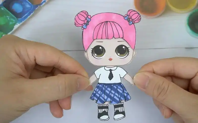 纸娃娃创意手工给惊喜娃娃制作蓝色条纹校服和粉红头发可爱