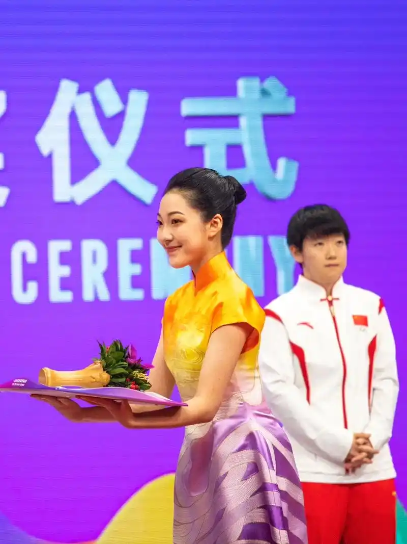 翻相册翻到和莎莎的合照.