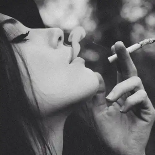 颓废吸烟的女人