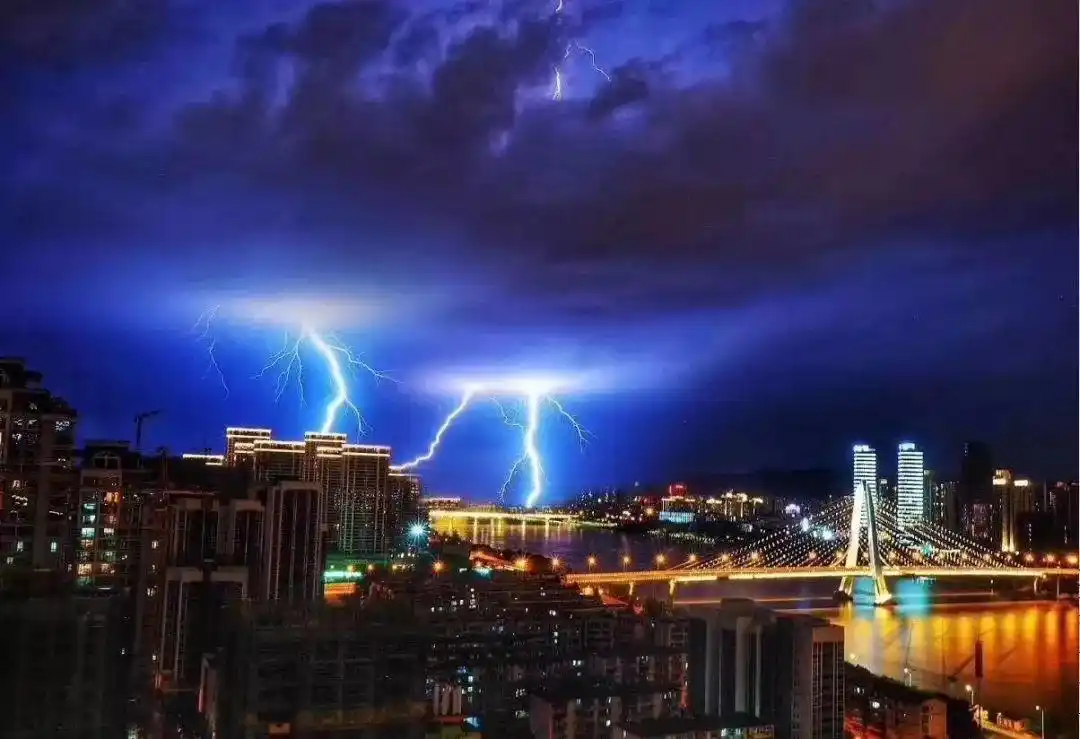 不按套路出牌的柳州人,这回在朋友圈晒起了打雷图!网友:谁在发誓?