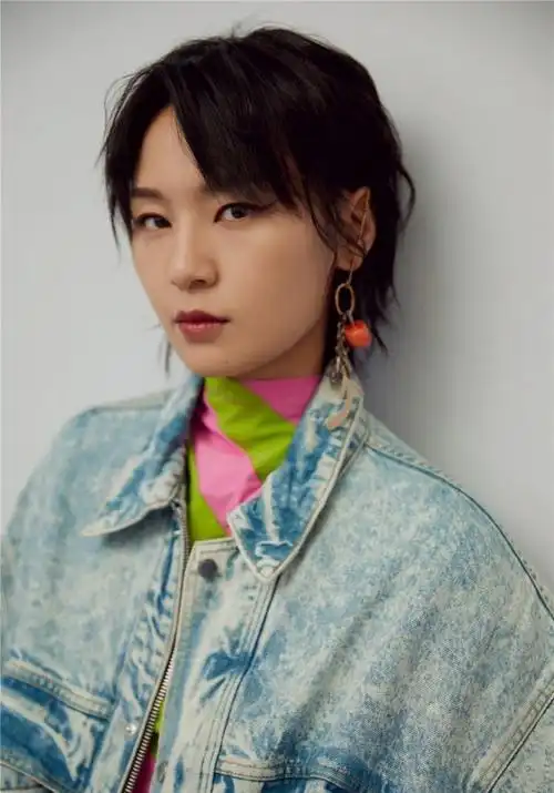 周笔畅新造型,酷帅牛仔衣搭糖果色长裙,美丽清新俏皮显个性!