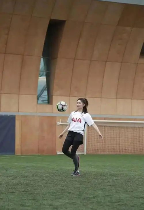 数年如一日的身材管理,江疏影每天数着卡路里吃饭,瑜伽跑步从不间断.