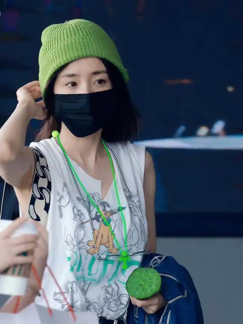 的杨幂生图也太美了吧,穿搭私服穿搭爱了93 #杨幂# #杨幂机场素颜