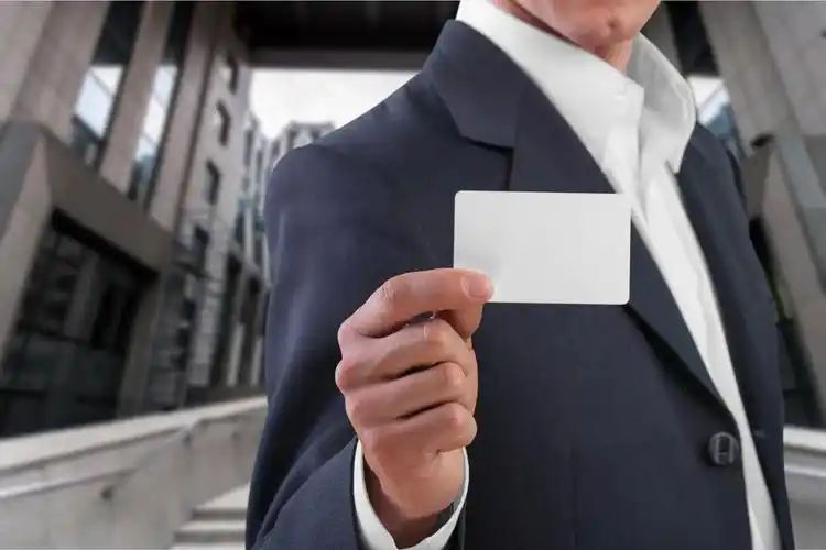 手持卡片的商务人士