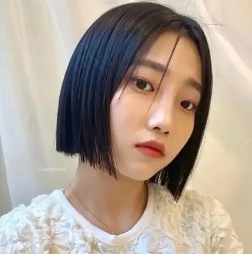 短直发就是个不错的选择,头发长度刚刚好,搭配刘海,巨减龄巨瘦脸