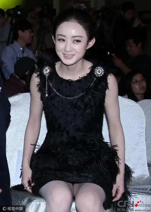 赵丽颖穿短裙秀腿美呆了 就是坐下时有些尴尬