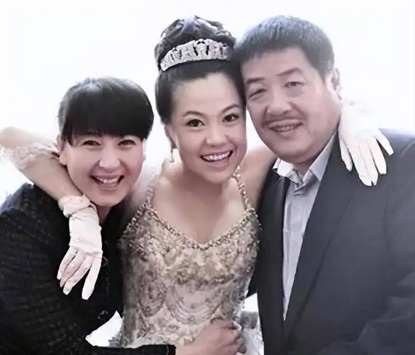 学晶:长相平平无奇,却深受富豪喜欢,二嫁煤老板被宠成公主_赵本_林越