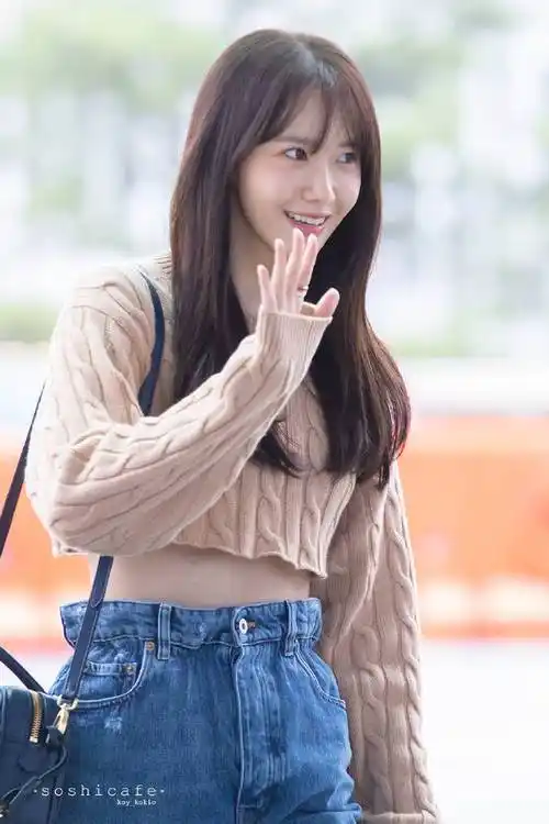 林允儿多组靓丽写真,乌黑的长发披肩,露出白皙的小蛮腰-爱读书