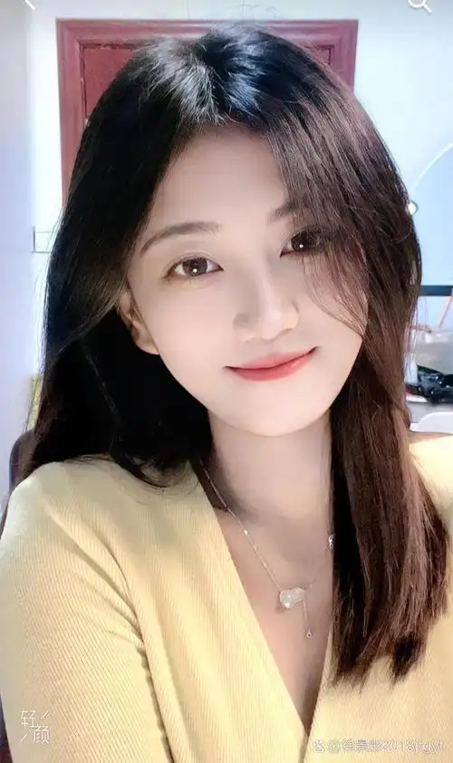 妆容自然清新,唇色粉红如樱,太美了!